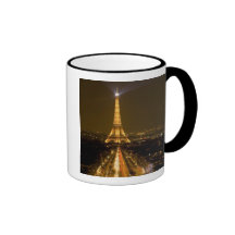 France, Paris. Opinião do Nighttime da torre Eiffe Canecas