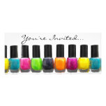Garrafas coloridas do verniz para as unhas, salão  convites