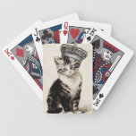 Gatinho do vintage com os cartões de jogo da coroa baralho de cartas