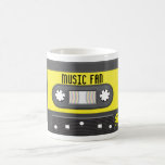 Gaveta do fan de música com a caneca da fita do ar canecas