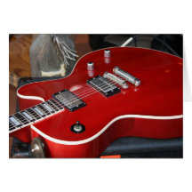 Guitarra vermelha no ampère cartão