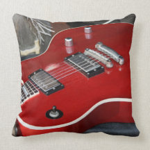 Guitarra vermelha no ampère travesseiros de decoração