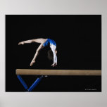 Gymnast (9-10) que lança no feixe de equilíbrio, l