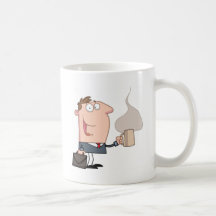 Homem de negócio com uma chávena de café caneca