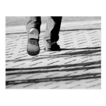 Homem de passeio cartoes postais