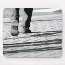 Homem de passeio mousepads