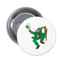 Homem irlandês da dança com cerveja verde pins