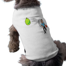 Homem que joga um balão de água camiseta para caes