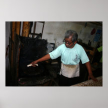 Homem que pressiona o Batik Pôsteres