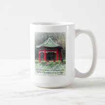 Jardim chinês tranquilo com pavilhão e flores caneca