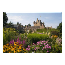 Jardins bonitos e castelo famoso dentro arte de fotos