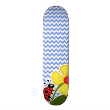 Joaninha & flor; Teste padrão azul de Chevron Skateboard