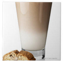 Latte de Caffe com biscotti, no fundo branco, Azulejo De Cerâmica