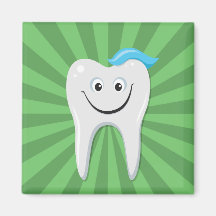 Limpe o dente feliz dos desenhos animados com o ím