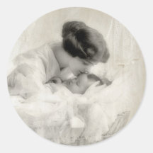 Mãe do vintage que beija o bebê no berço adesivos em formato redondos