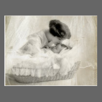 Mãe do vintage que beija o bebê no berço cartões postais