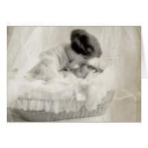 Mãe do vintage que beija o bebê no berço cartoes