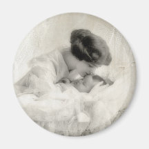 Mãe do vintage que beija o bebê no berço imã de refrigerador