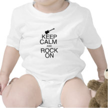 Mantenha a calma e balance-a sobre tshirt
