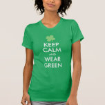 Mantenha a calma e vestir o verde camisetas