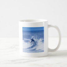 Mãos surfando do surfista que penduram para fora H Canecas