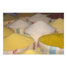 Massa, grão e arroz em uns sacos no souk dentro foto