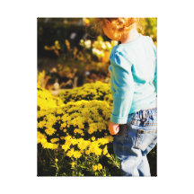 Menina & canvas das flores do amarelo impressão de canvas envolvidas
