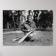 Menina com avião modelo, 1920 posters