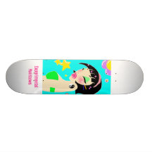 Menina da forma por arcos-íris experimentais skate