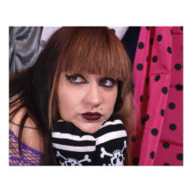 Menina do punk com crânios foto