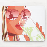 Menina "sexy" com bebida & máscaras mouse pads