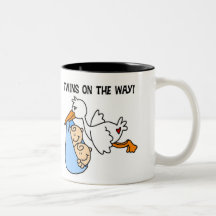 Meninos gêmeos na maneira caneca