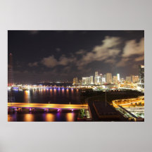 Miami do centro em a noite pôsteres