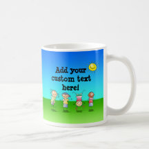 Miúdos que jogam fora em um dia ensolarado caneca