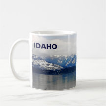 Montanhas pelo lago caneca