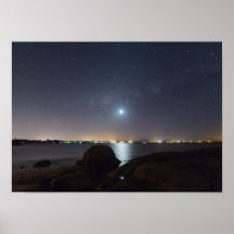 Moonset sobre a praia da rainha posteres