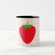 Morango vermelha na verificação do guingão caneca