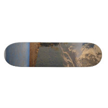 Nascer do sol sobre o lago skateboard
