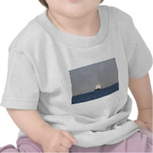 Navio de carga Zefyros na distância Tshirts