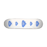 Nuvem azul com sorriso no branco skates personalizados