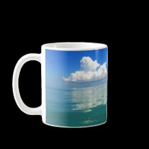 Nuvem branca sobre uma caneca de café calma do oce canegas