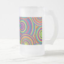 O arco-íris retro circunda o teste padrão caneca