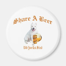 O argentino Dogo compartilha da cerveja Imãs De Geladeira