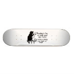 O bichano pode ler o gato engraçado skate