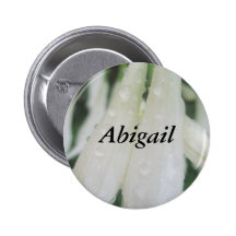 O branco de Abigail brota o crachá conhecido Boton
