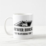O cavalo do esgoto está olhando-o caneca