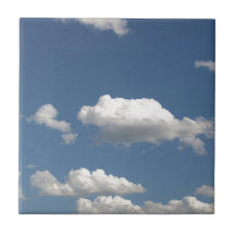 O céu azul com branco nubla-se o fundo útil azulejos de cerâmica 