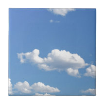 O céu azul com branco nubla-se o fundo útil azulejo de cerâmica 