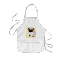 O filhote de cachorro do Pug caçoa o avental
