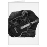 o guitarrista acústico invertido senta o cinza cartao